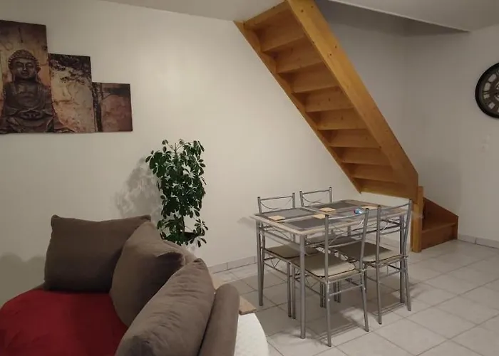 Au Pied Du Chateau 2
